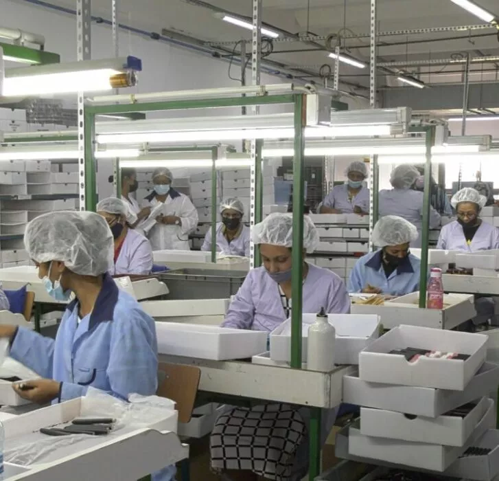 Pincelières en pleine fabrication de pinceaux dans l'usine Raphaël, illustrant le savoir-faire artisanal et la précision des gestes