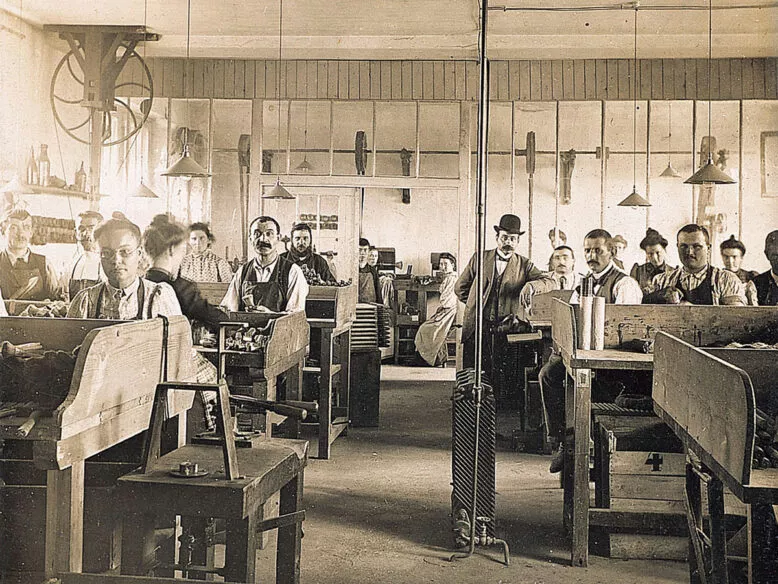Atelier ancien avec artisans travaillant à la fabrication de pinceaux, photo d’archives en sépia
