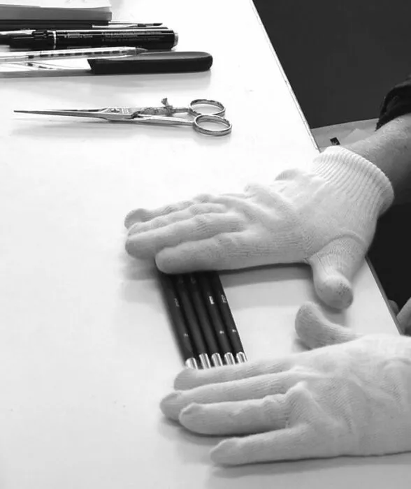 Contrôleuse Qualité effectuant une vérification du marquage