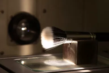 Analyse de la qualité d’un pinceau sous lumière et microscope dans un laboratoire
