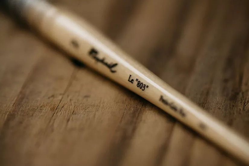 Close-up of Raphaël’s historic fine art brush model 803 on wooden