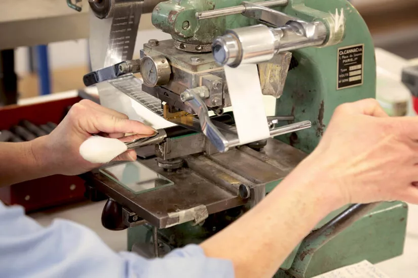 Marquage d’un pinceau cosmétique à l’aide d’une machine industrielle dans un atelier Raphaël