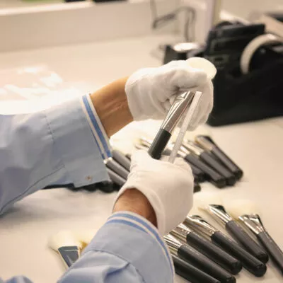 Contrôle dimensionnel d’un pinceau cosmétique à l’aide d’une règle de précision dans un environnement de production