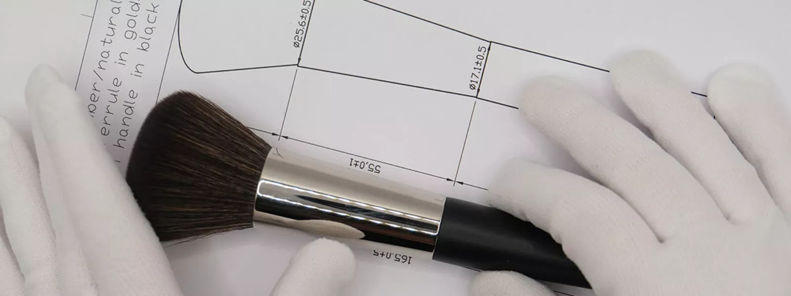 Vérification des dimensions d’un pinceau sur plan technique, illustrant la rigueur du contrôle qualité