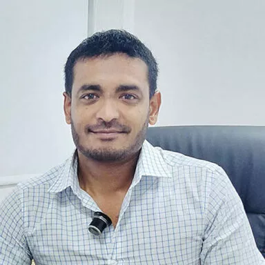 Ruben, responsable de production, assis à son bureau dans un environnement moderne