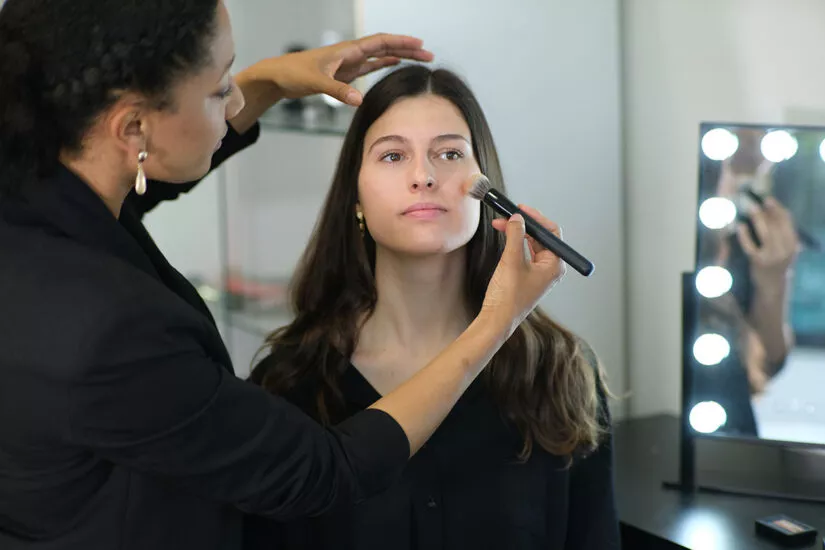 Séance de maquillage professionnelle avec pinceaux Raphaël dans un studio beauté