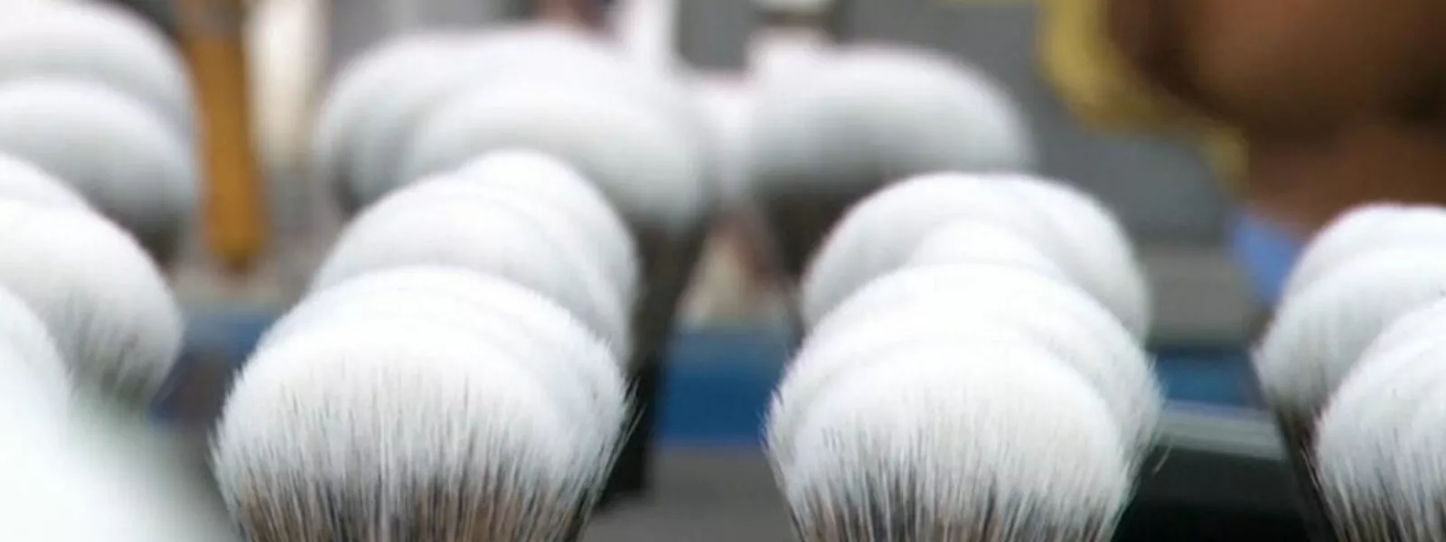 Touffes de pinceaux cosmétiques alignées dans l’usine de fabrication Raphaël