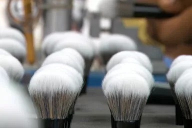 Touffes de pinceaux cosmétiques alignées dans l’usine de fabrication Raphaël