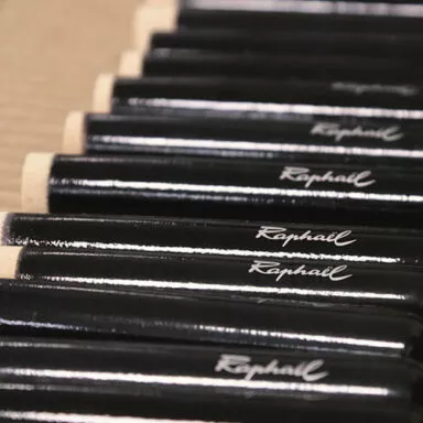 Manches de pinceaux Raphaël en vrac prêts pour l’assemblage en atelier de production
