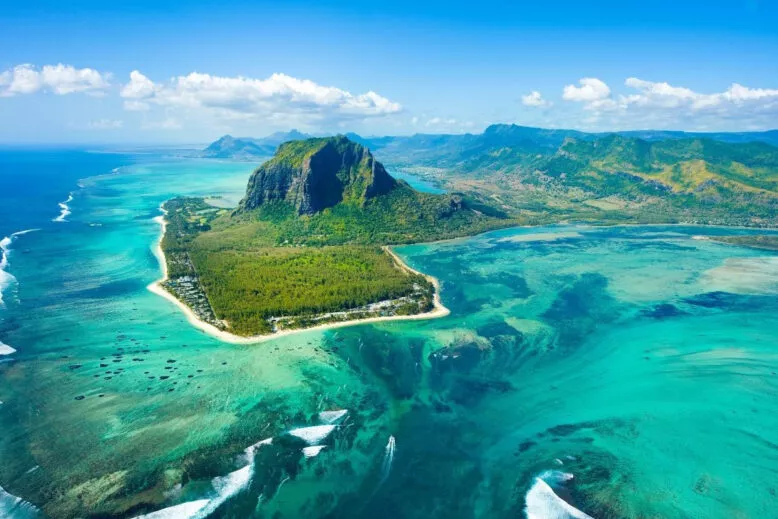 Vue aérienne de l'île Maurice et du lagon turquoise autour du Morne Brabant