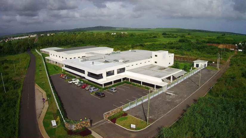 Vue aérienne de l'usine Island Brush Company entourée de végétation luxuriante à l'île Maurice